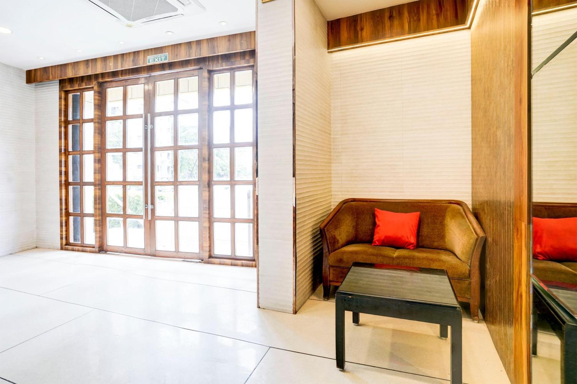 Hotel Super Townhouse Oak Vashi Turambhe Exterior foto